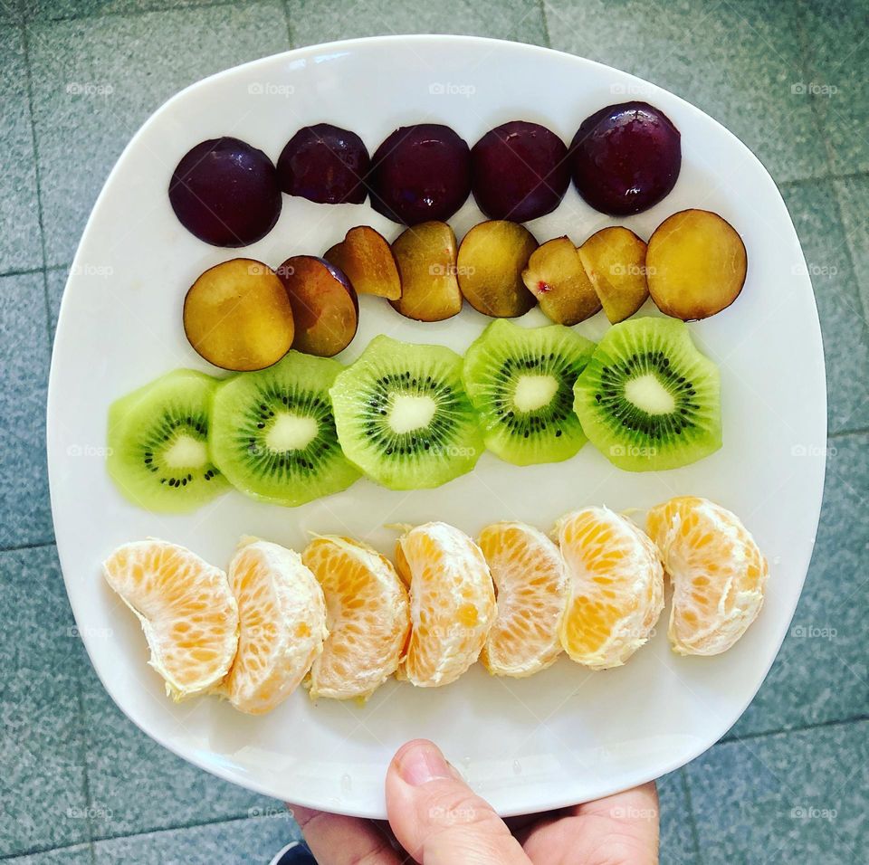 Hora das frutas saudáveis: hoje temos mexerica, kiwi e ameixa.

Sabores diferentes, mas qualidades indiscutíveis para o dia-a-dia...

Coma fruta que faz bem.