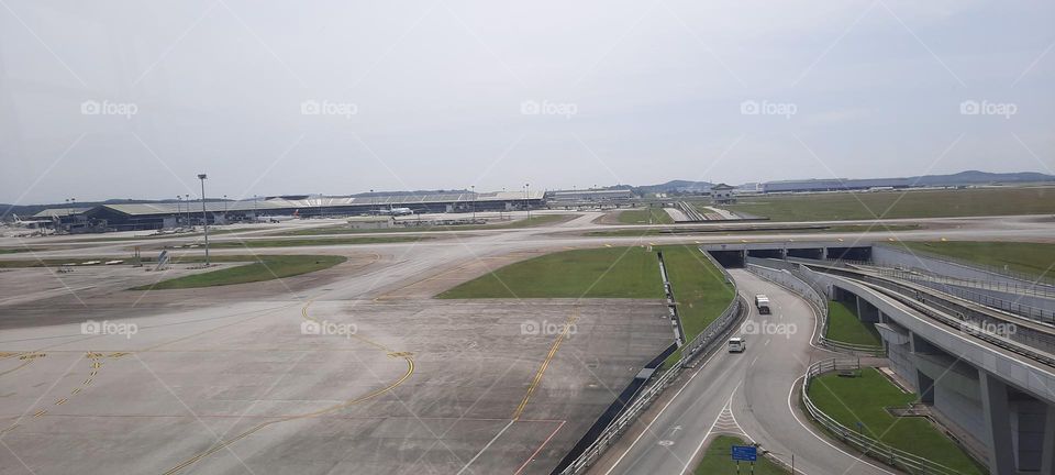 plane runway airport green traffic