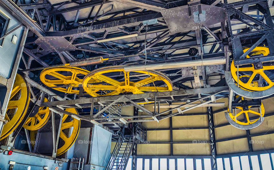 The mechanism that runs a cable car