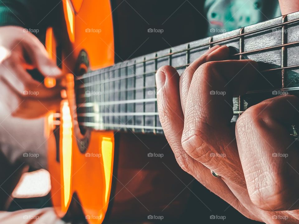 la guitarra.