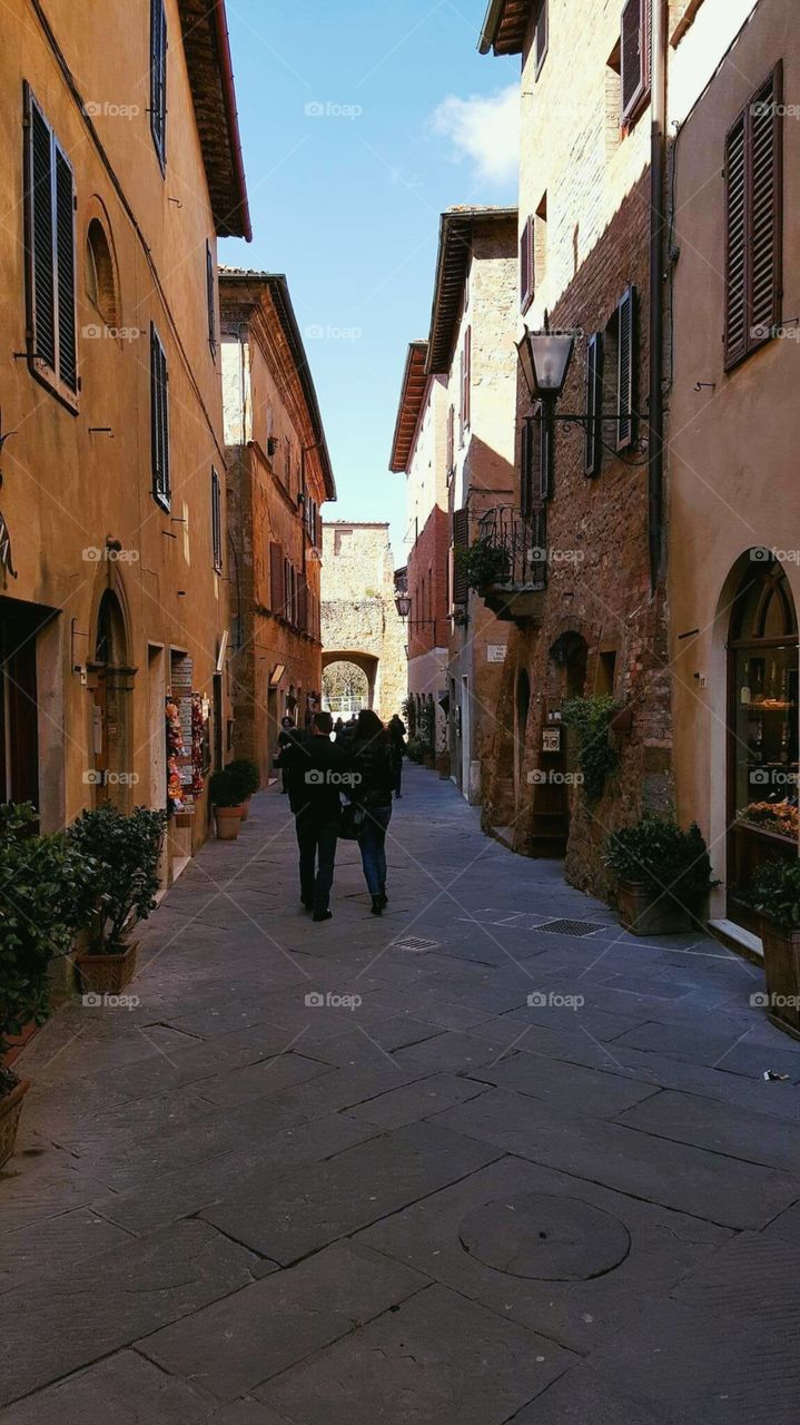 Rustic looking picture of a beautiful Tuscan alleyway. 