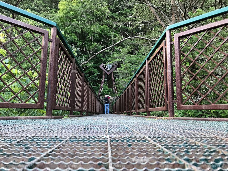 Metal suspended bridge