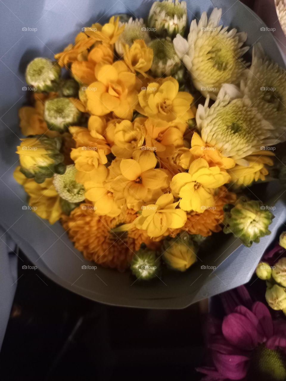 Buquê de flores amarelo é uma excelente alternativa, para presentear com elegância, ou para noivas, que estão procurando um buquê, com uma energia mais alegre e dinâmica