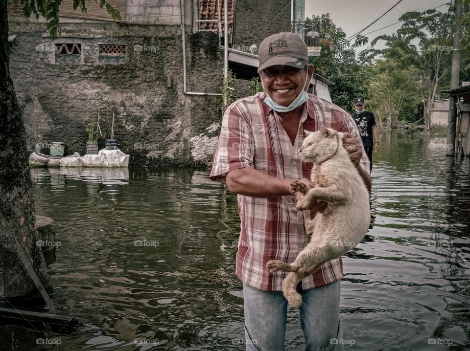 Help the cat from the flood