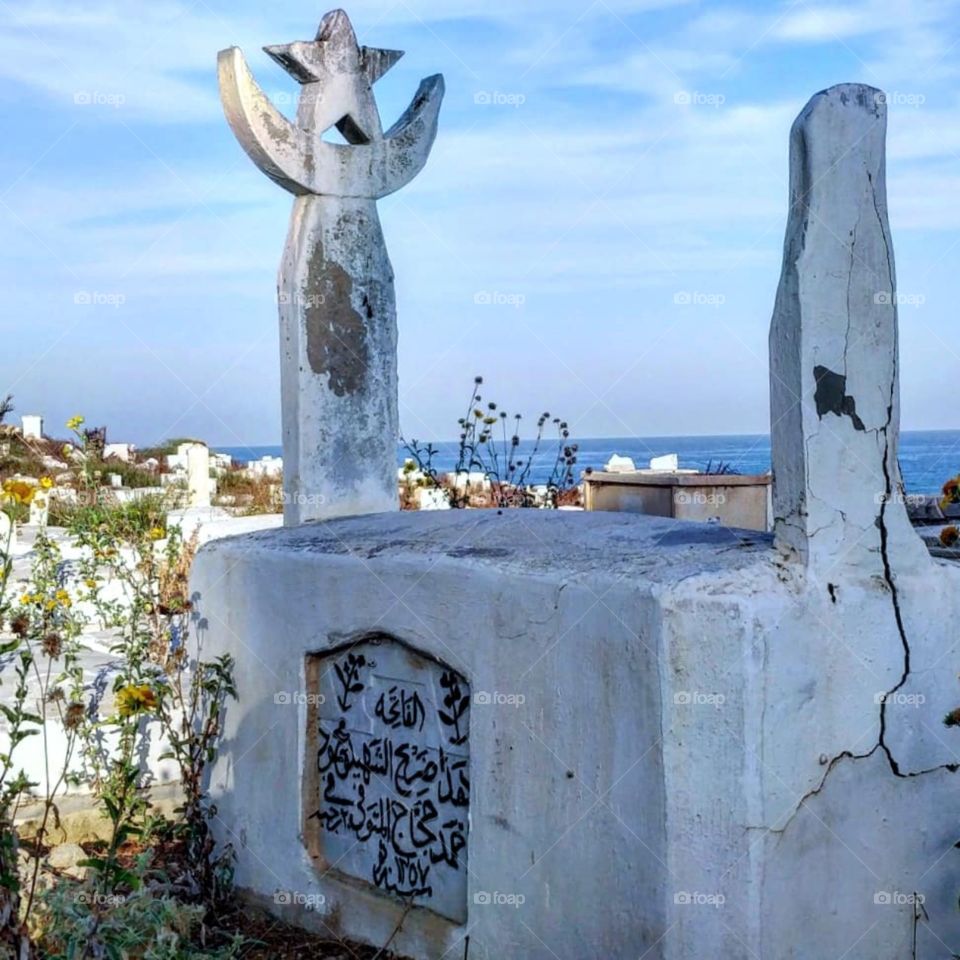 старинная могила на берегу моря