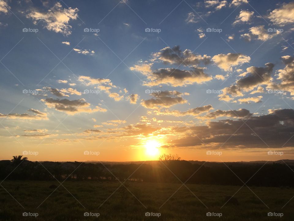 #NOFilter - 
🌄#Entardecer que nos traz motivação!
Como não se inspirar com a beleza da #natureza? 
📸 
#fotografia #sol #sun #sky #céu #nature #horizonte #paisagem #landscape #inspiração #mobgrafia #XôStress
#FotografiaÉNossoHobby 