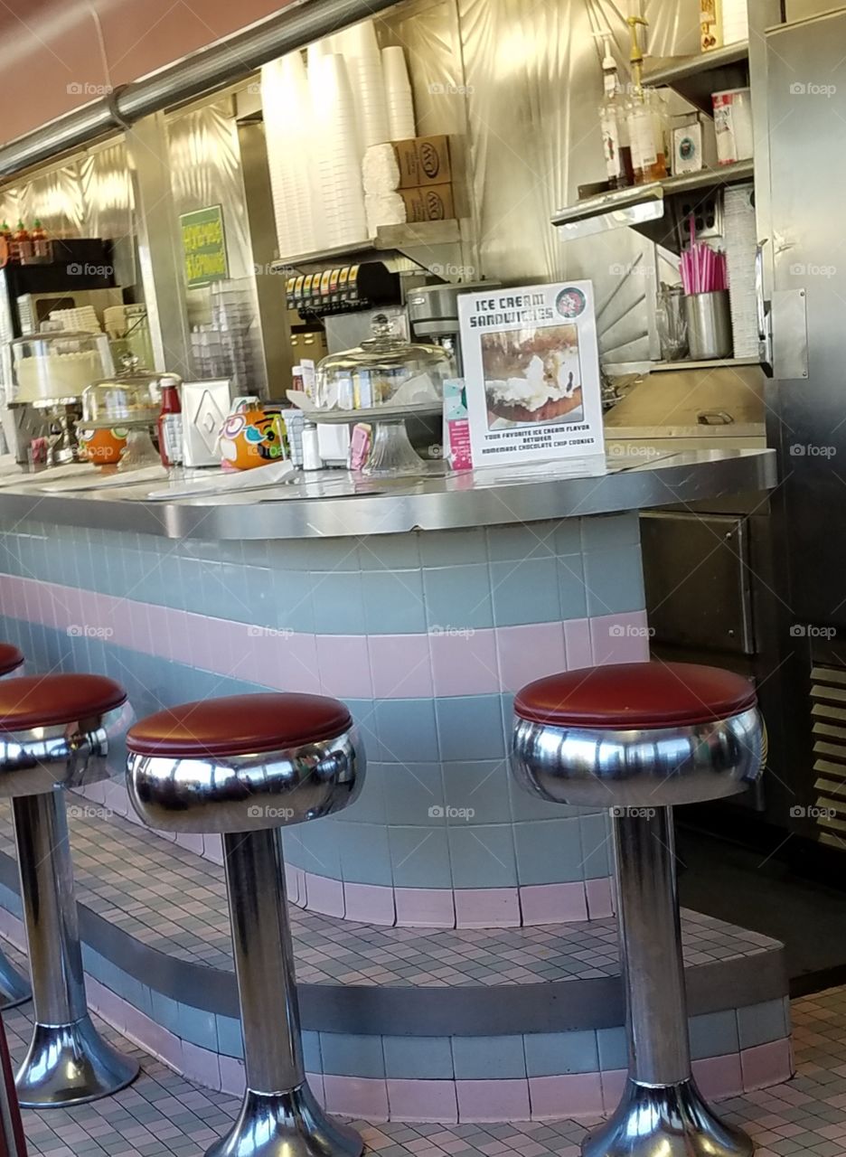 retro 50 style restraint oasis