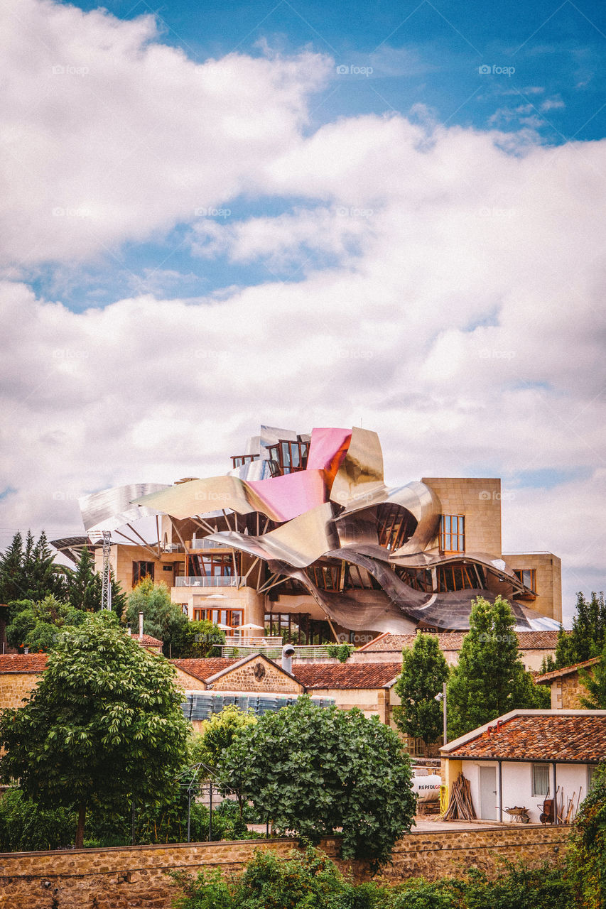 it's Good to walk around spain and see how the ancient architecture lives with the New one, as nothing happens. In the old village of El Ciego a building designed by Fran Gehry is surrended by old homes. A really beauty scenerario to visit.