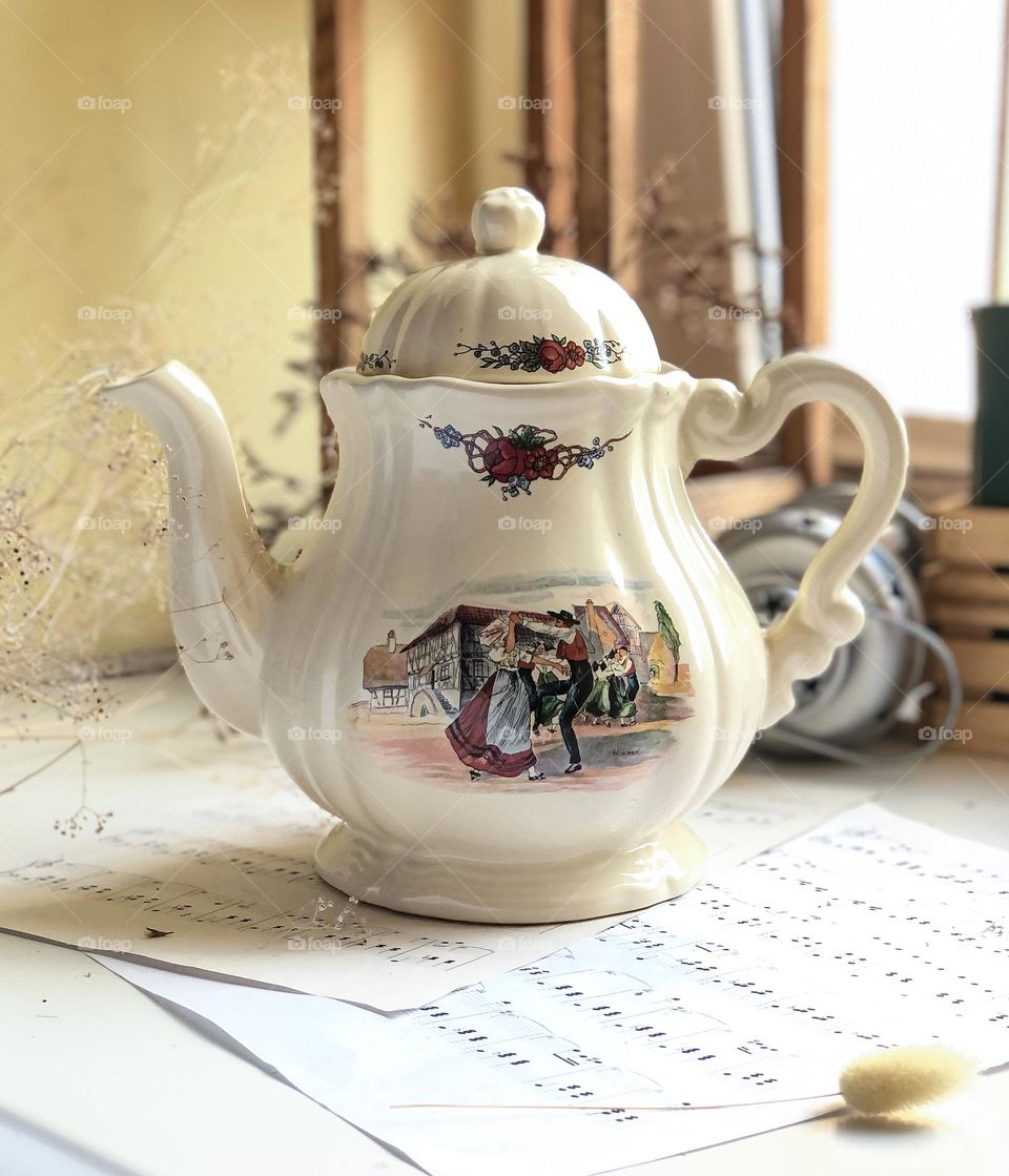 Antique porcelain kettle from the French brand crockery Obernai, town Sargemine