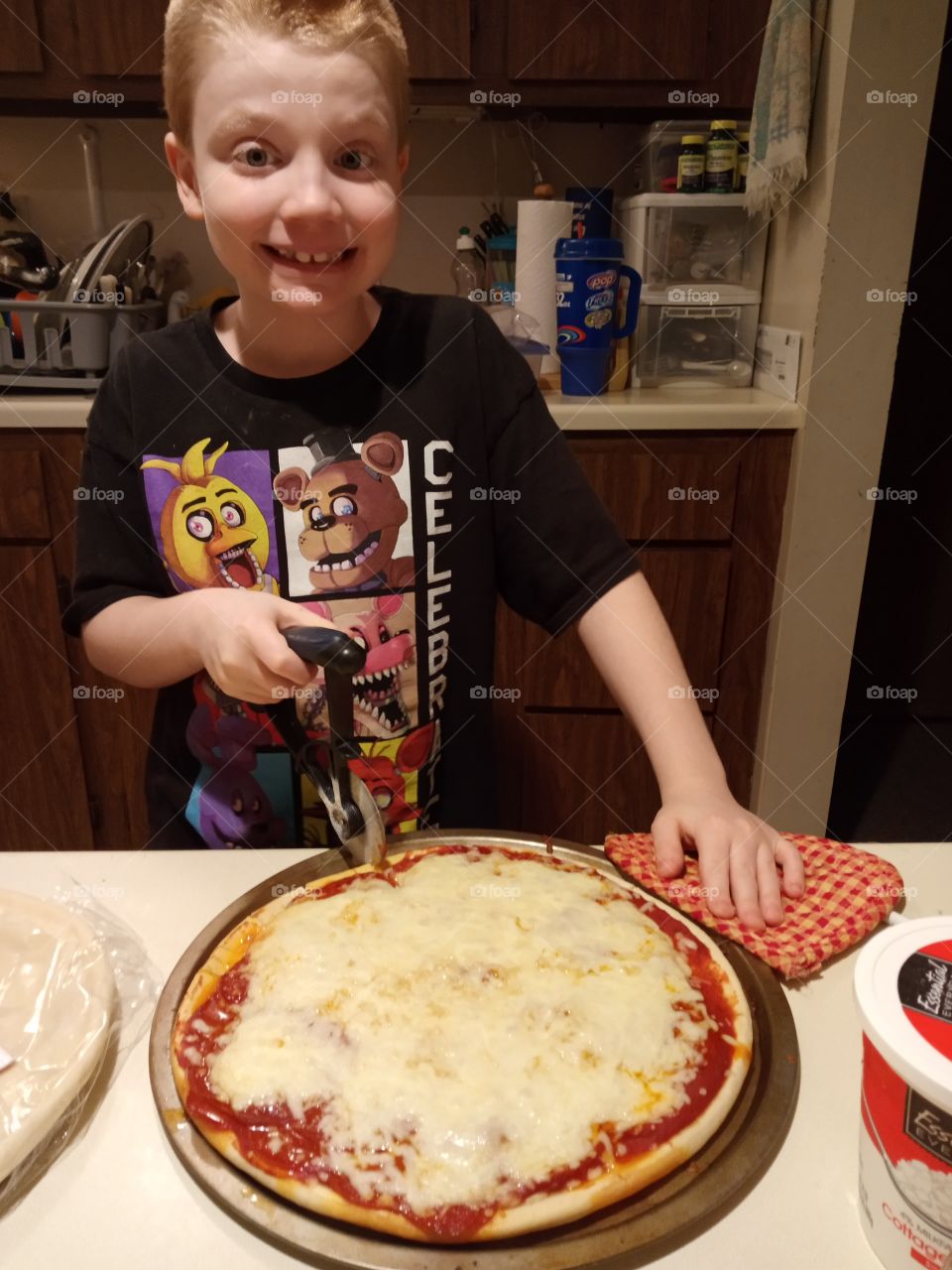 kid pizza cutting