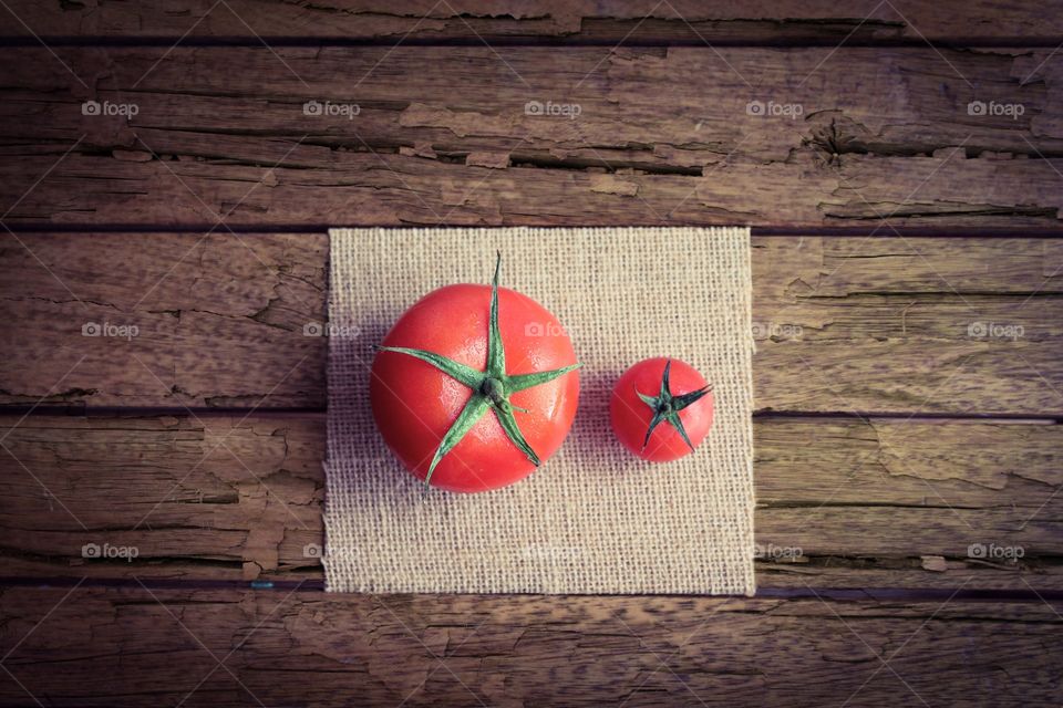 Large and small tomatoes 