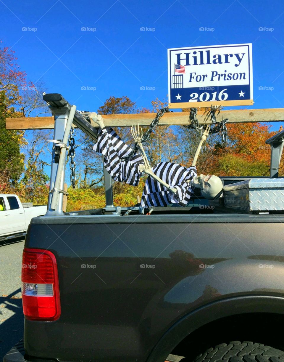 Joke Halloween prison skeleton in chains hanging in back of truck bed☠🎃