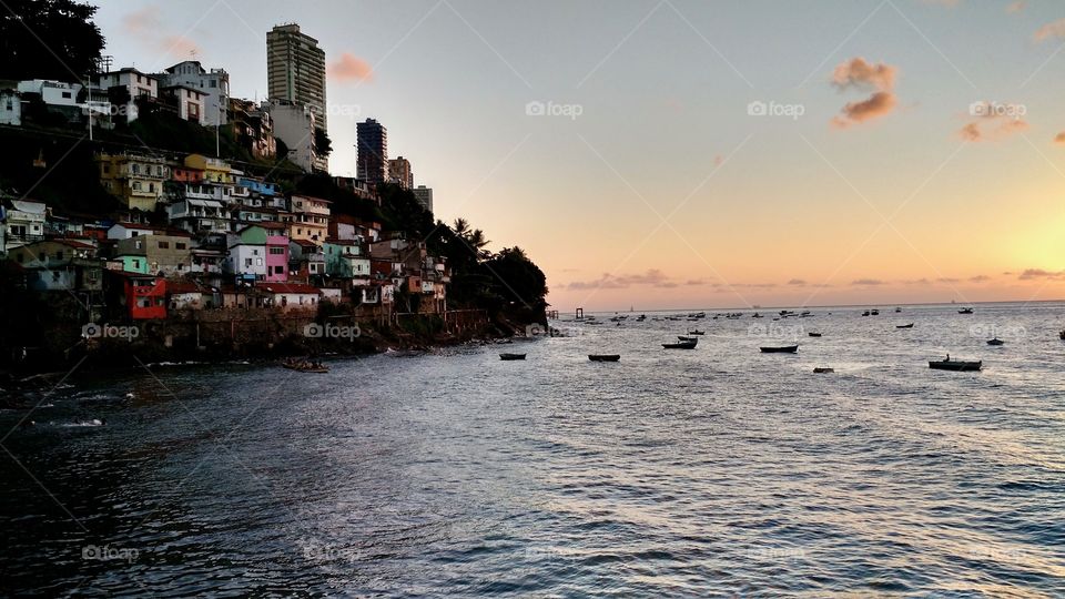 Lindo entardecer na Bahia de Todos os Santos, visto do Solar do Unhão. Ao lado, favela pitoresca.