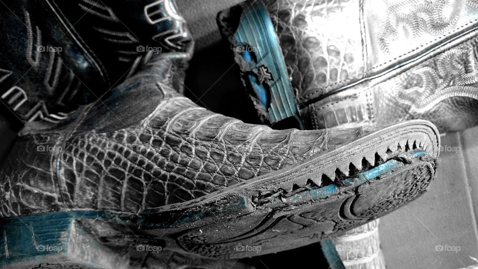 Botas com solados danificados.