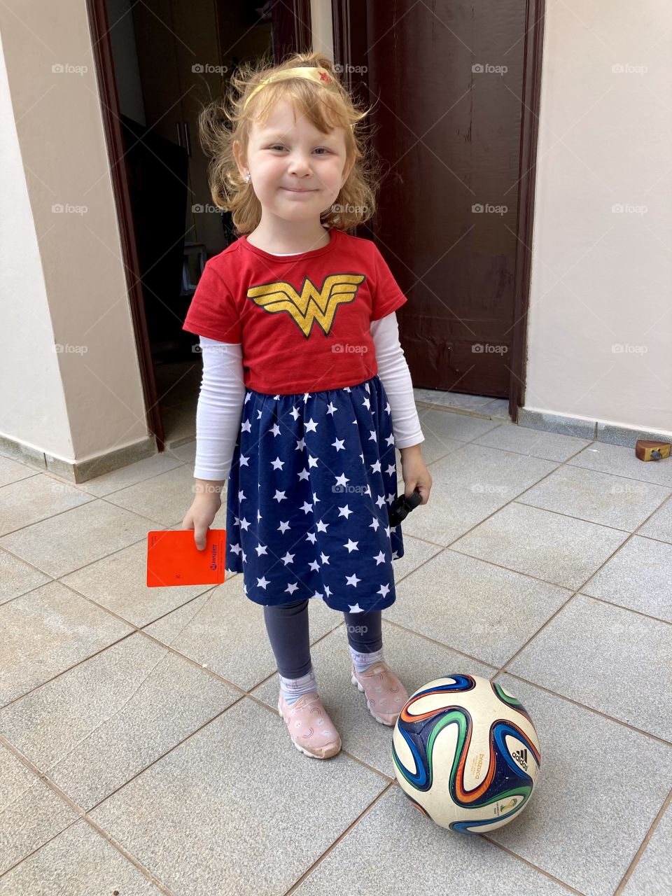 🇺🇸 Anyone who says that my daughter Estelinha is not the real Wonder Woman, will get a red card! / 🇧🇷 Quem disser que a minha filha Estelinha não é a verdadeira Mulher Maravilha, vai levar cartão vermelho!