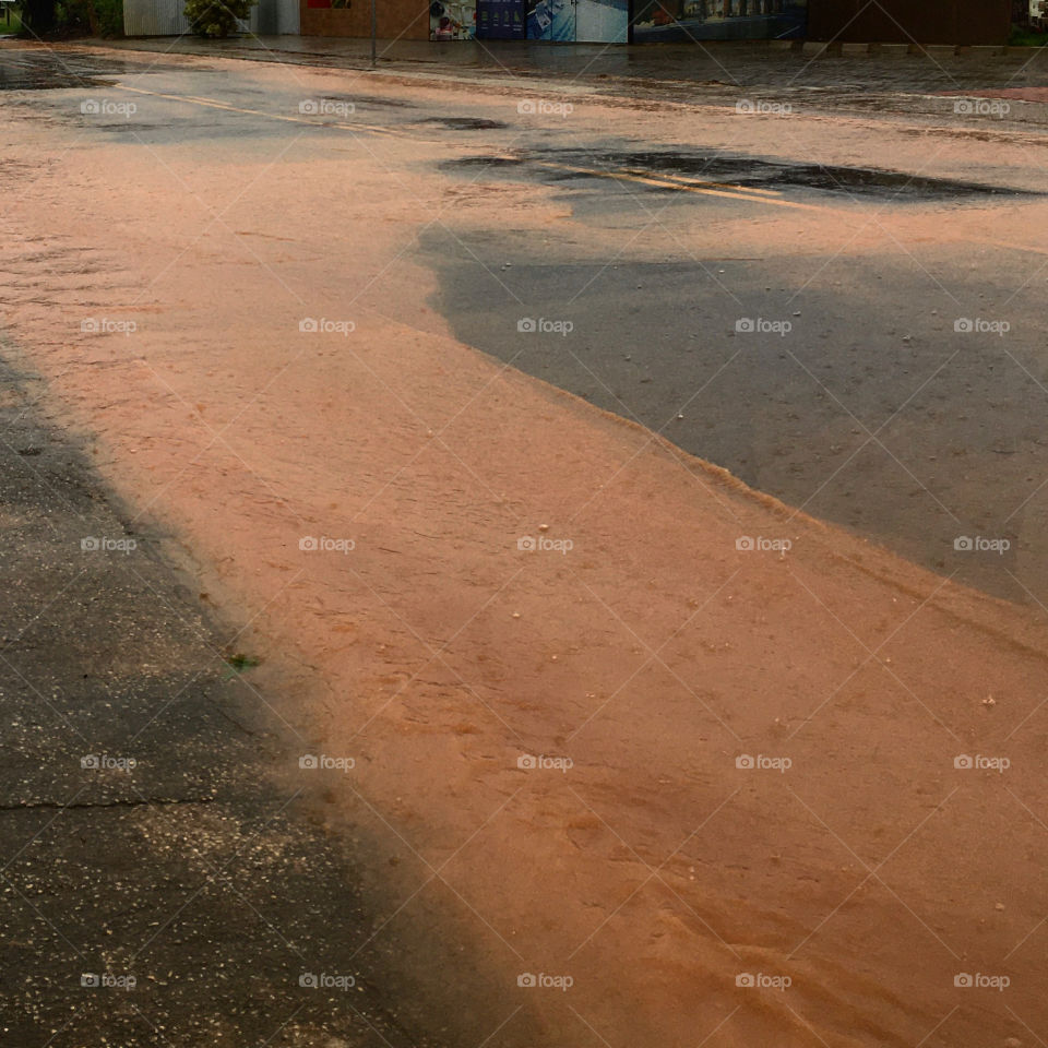 Muita chuva e uma grande enxurrada na minha avenida. Alô, autoridades, cadê vocês para resolver a falta de bueiros?