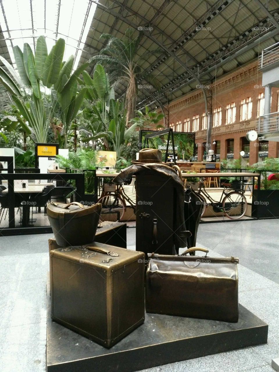 Monumento a El Viajero (estación Puerta de Atocha, Madrid)