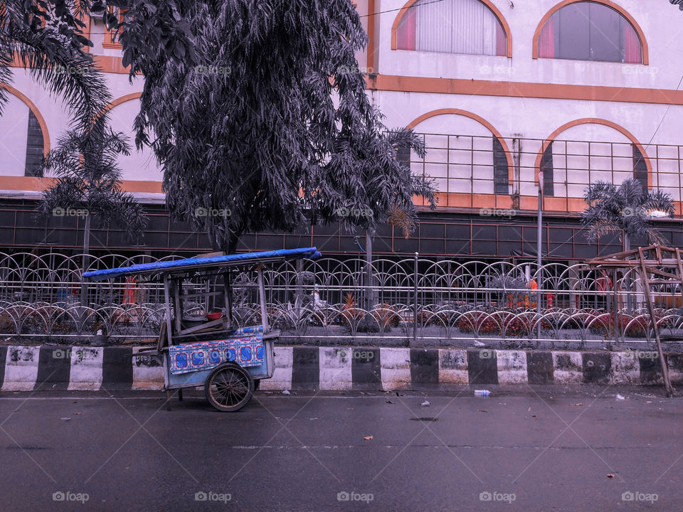 Gerobak di tepi jalan sunyi