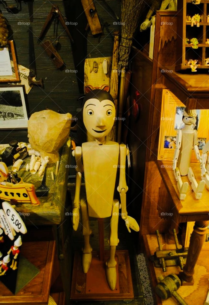 Negozio di sculture in legno