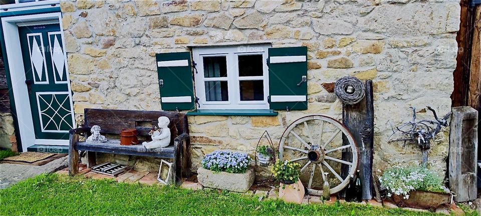 This beautiful idyllic country scene comes to us from the „Perlbachtal“, the „Pearly Brook Valley“ near the small township of „Steinburg“ in rural „Bavaria“, Germany. 2024. Hypnotic Productions