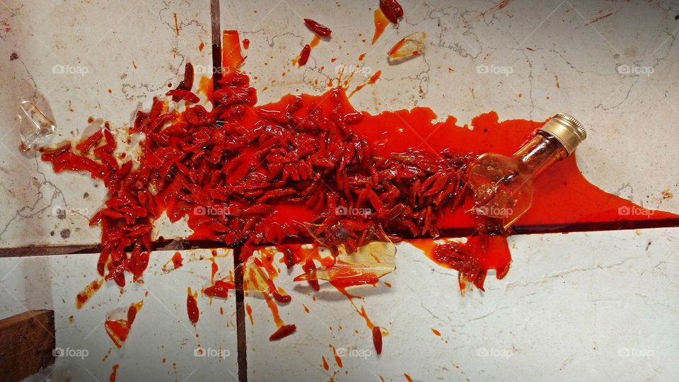 Pimentas Malaguetas, ardidas e cheirosas em frasco de vidro quebrado.