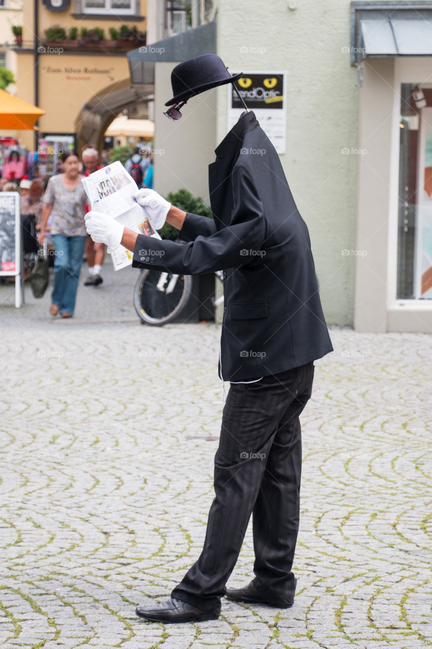 Headless street performer 