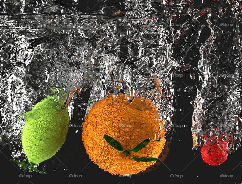 {Rendered 3D Image ... An Imitation Of Splash Photography Using Blender’s Fluid Simulation}Lemon, Orange & Tomato Dropped Into Water