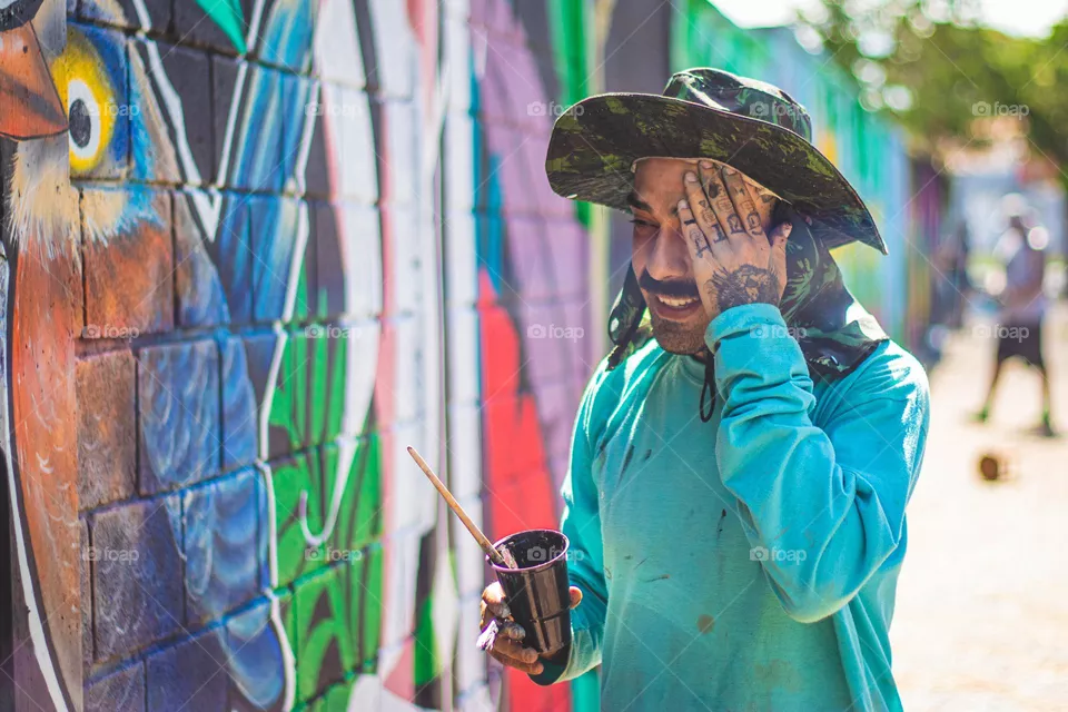 artista desenhando no centro da cidade.