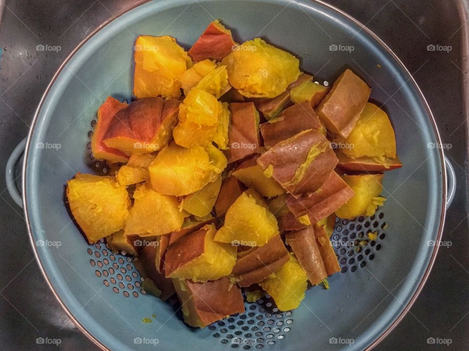 Straining cooked pumpkin 