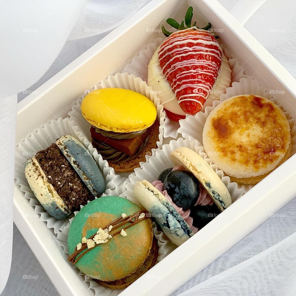 Box of 6 fat macarons in dark chocolate, Nutella matcha, Oreo, strawberry cheesecake, blueberry and creme brûlée 