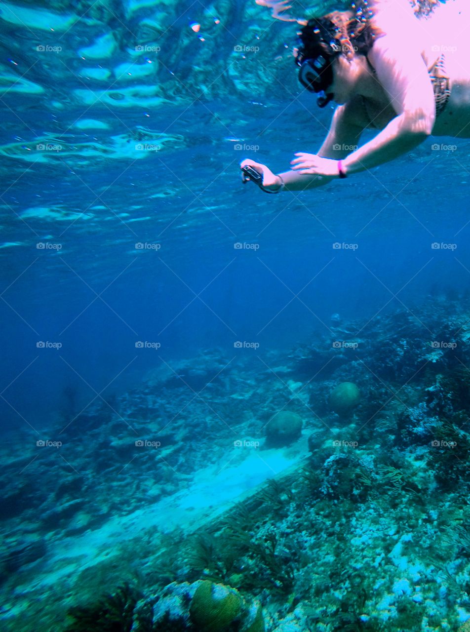 Photographeur in action into the ocean