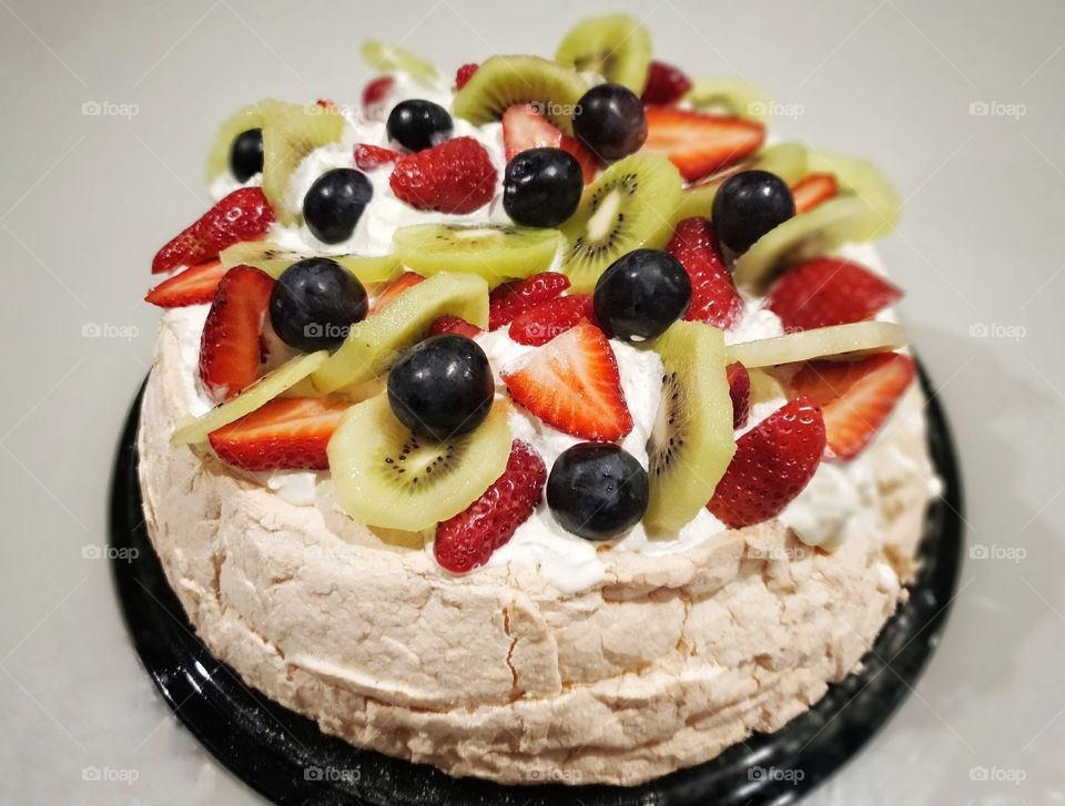pavlova with fruit toppings