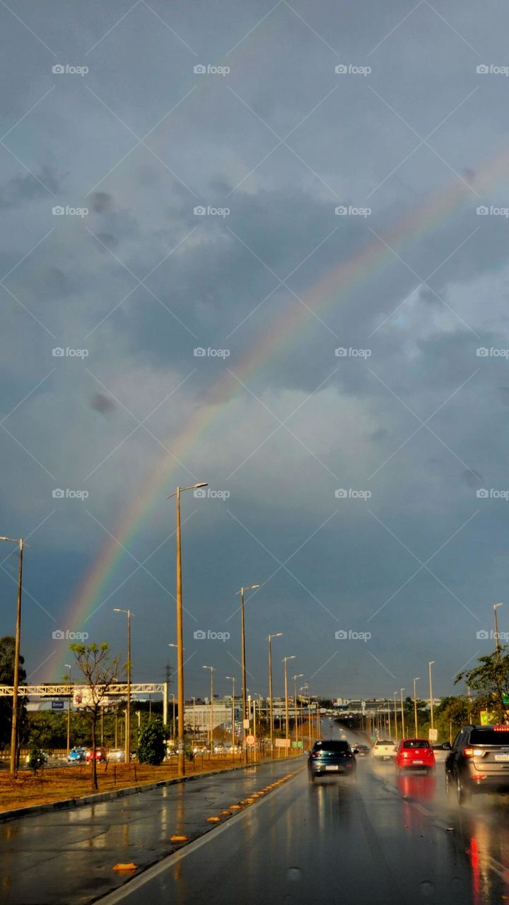 #arco-íris #rainbow #cores #colors #colorido #natureza #nature #sol #sun #chuva #rain #trânsito #carros #cars #street #rua #estrada #céu #sky