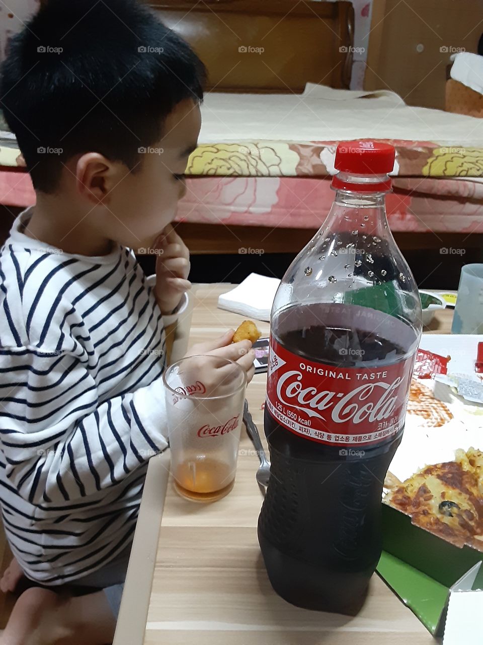 eating his food with coca cola
