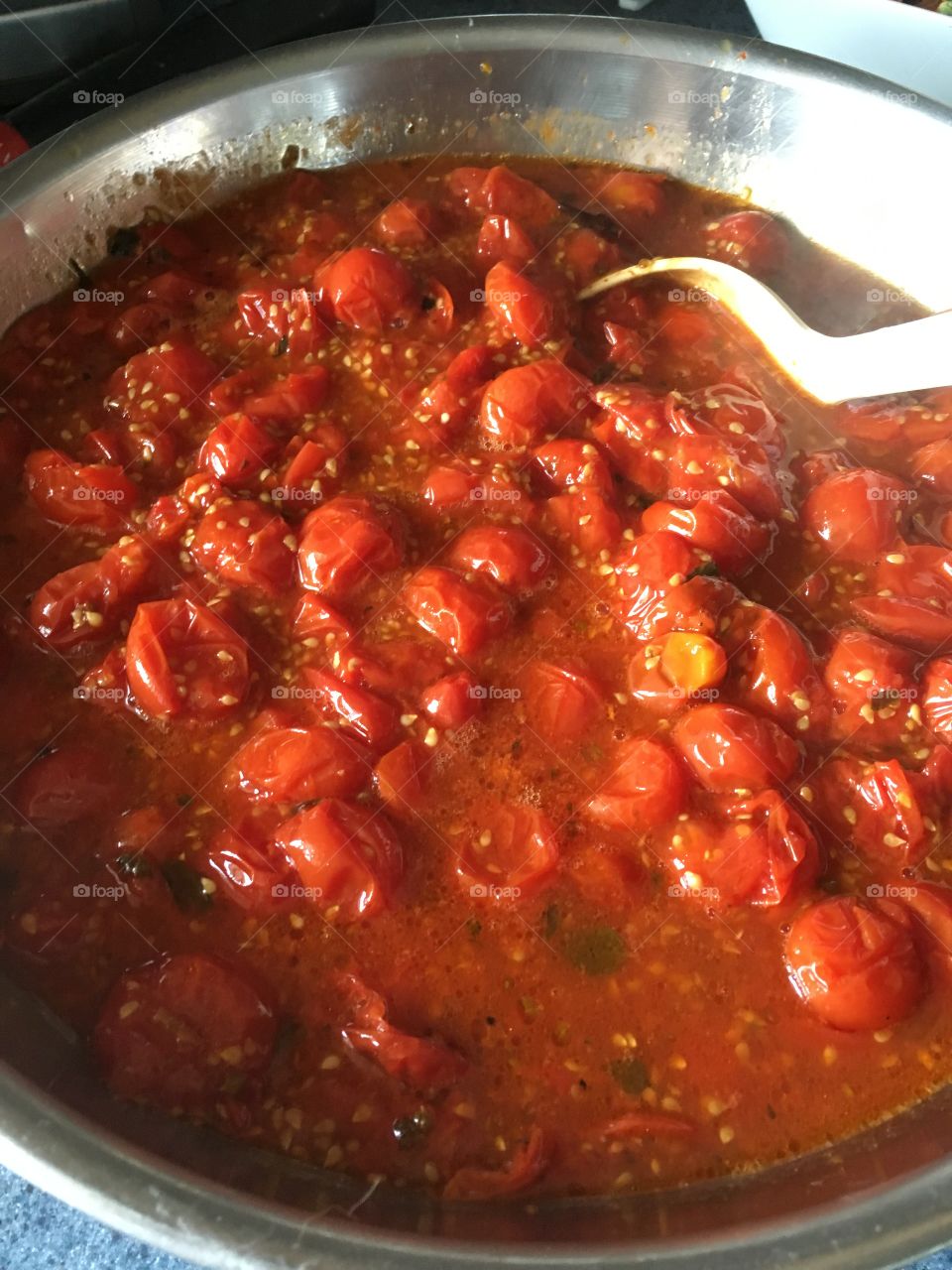 Cooking tomato sauce 