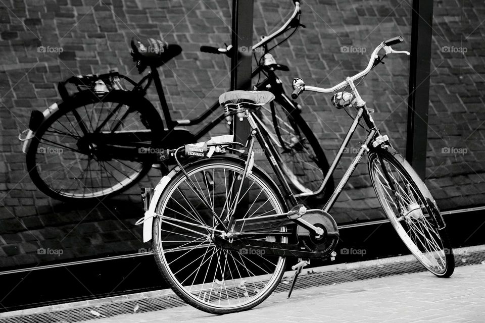 Spiegelung eines Fahrads in schwarzweiß