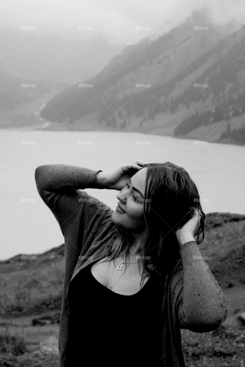 Just smile. Красивая девушка улыбается. Улыбка. Руки у лица. Пейзаж. Второй план. Озеро. Счастливая девушка. Сердечко