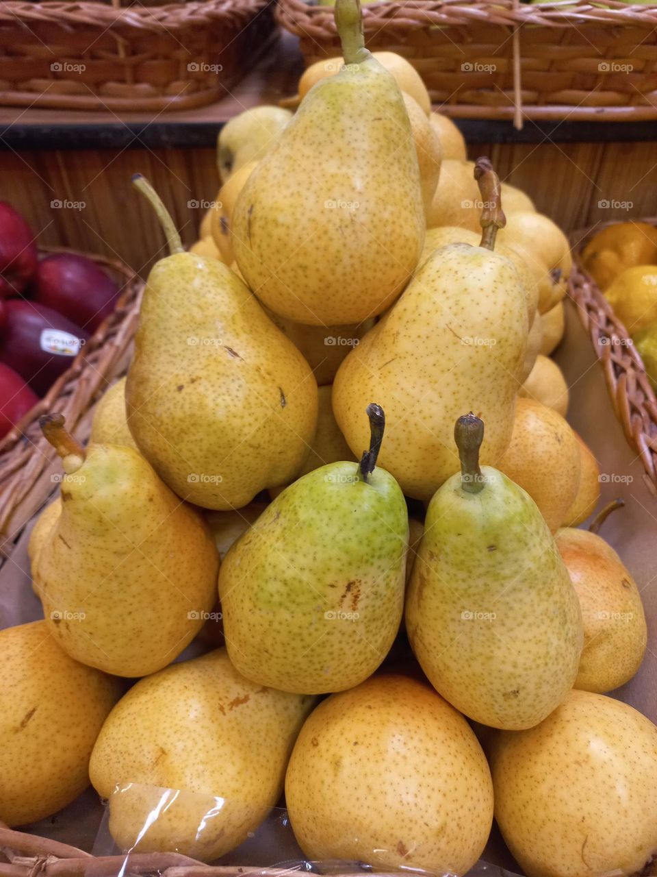 Pera Williams , sua principal  vitamina é a C.  Contém antioxidantes,  como flavonoides, beta-caroteno,  luteína  e zeaxantina. A pectina,  contida na fruta também  ajuda na regulação  da glicose