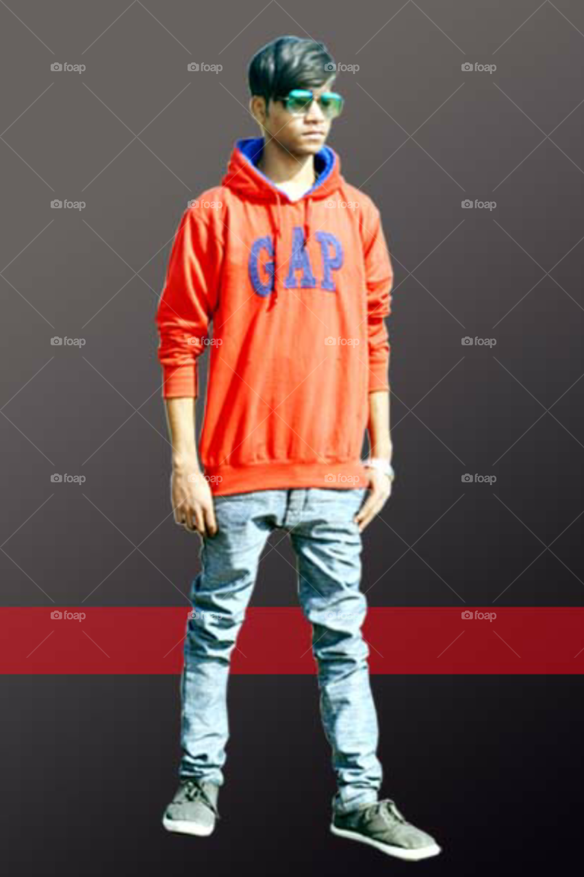 one boy photo/one boy in jeans photo/one in blue jeans photo/male model photo/one male model in jeans photo/one man model/one male model in red t shirt photo/Gap print on t shirt