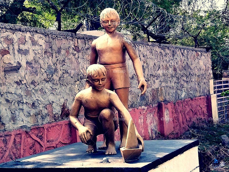This is the idol of two boys' stone, holding this boat