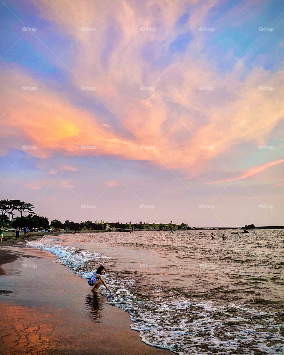 Summer sunset vibes - burning the sky pink! The simple moments that make the world feel alright. 