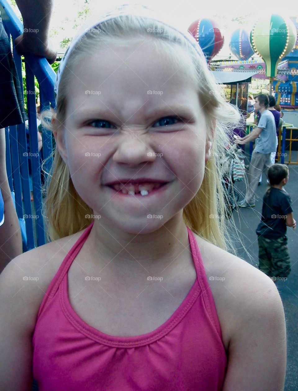 Girl is just about to loose her milk tooth i  amusementpark. And so proud of it😊