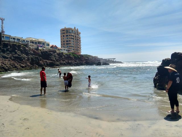 Familia disfrutando el mar 
