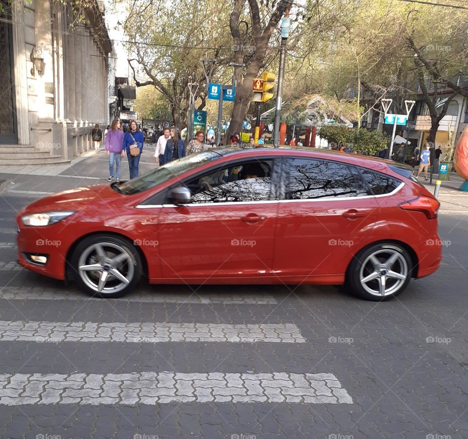 el auto rojo