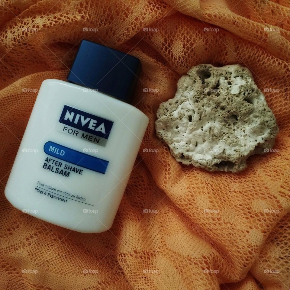 NIVEA's motto is: We help people to feel good about their skin.
AFTERSHAVE BALM  that cools and regenerates  the skin