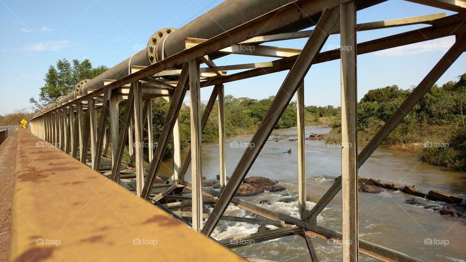 Grande estrutura sobre águas.