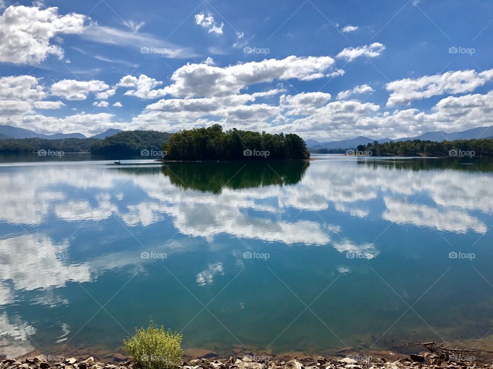 Calmness from the lake shore 