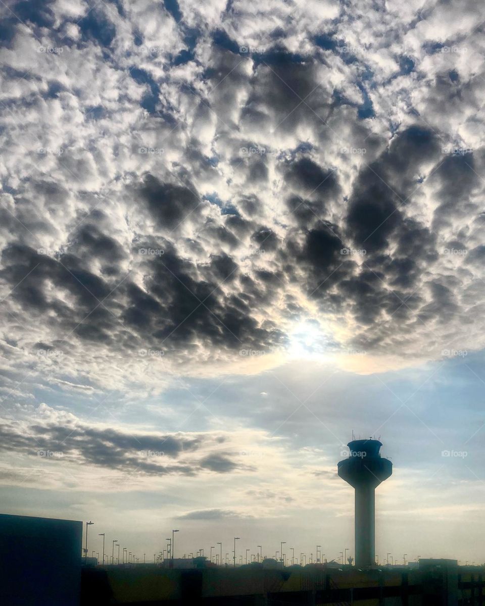 Estou passando pelo Aeroporto de Viracopos (não, não vou viajar), mas a imagem do céu, agora às 7h, é muito bonita!

Quem vencerá: o sol ou as nuvens?
