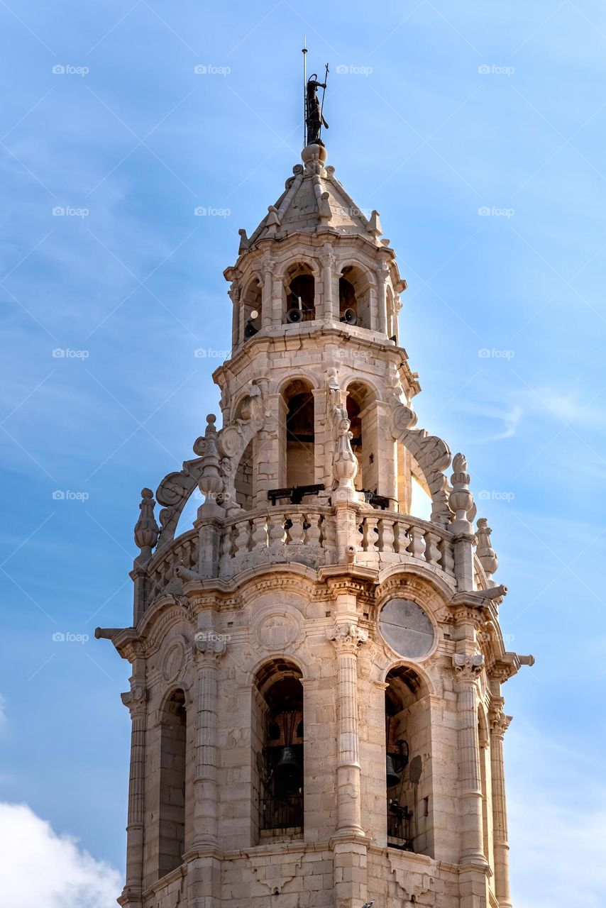 старинная башня в испанском городе
