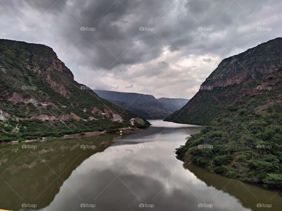 Río en vía de Santander en Colombia.